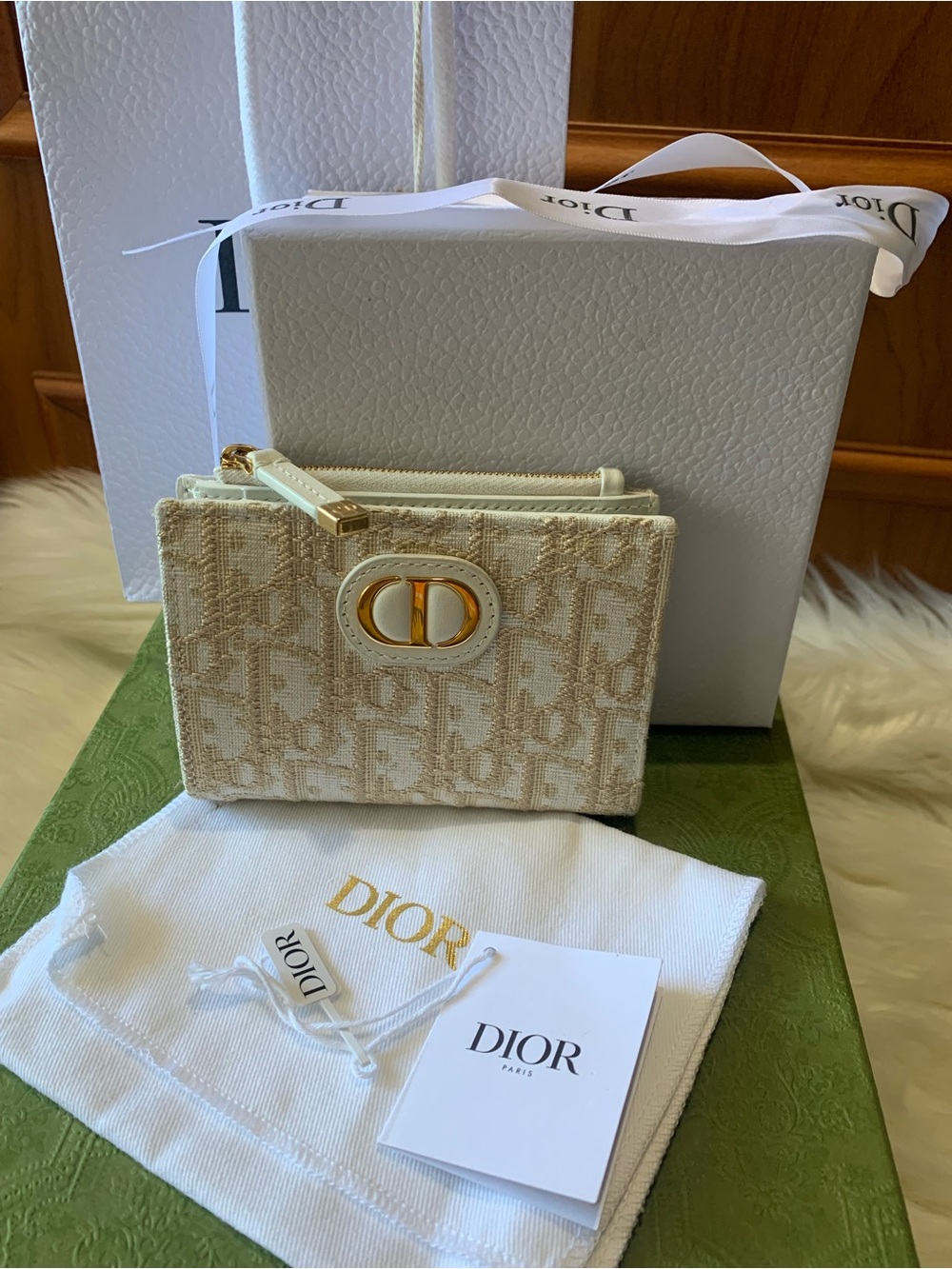 ⭐️DIOR 30 Montaigne Dahlia Wallet
Gold-Tone Oblique Jacquard⭐️